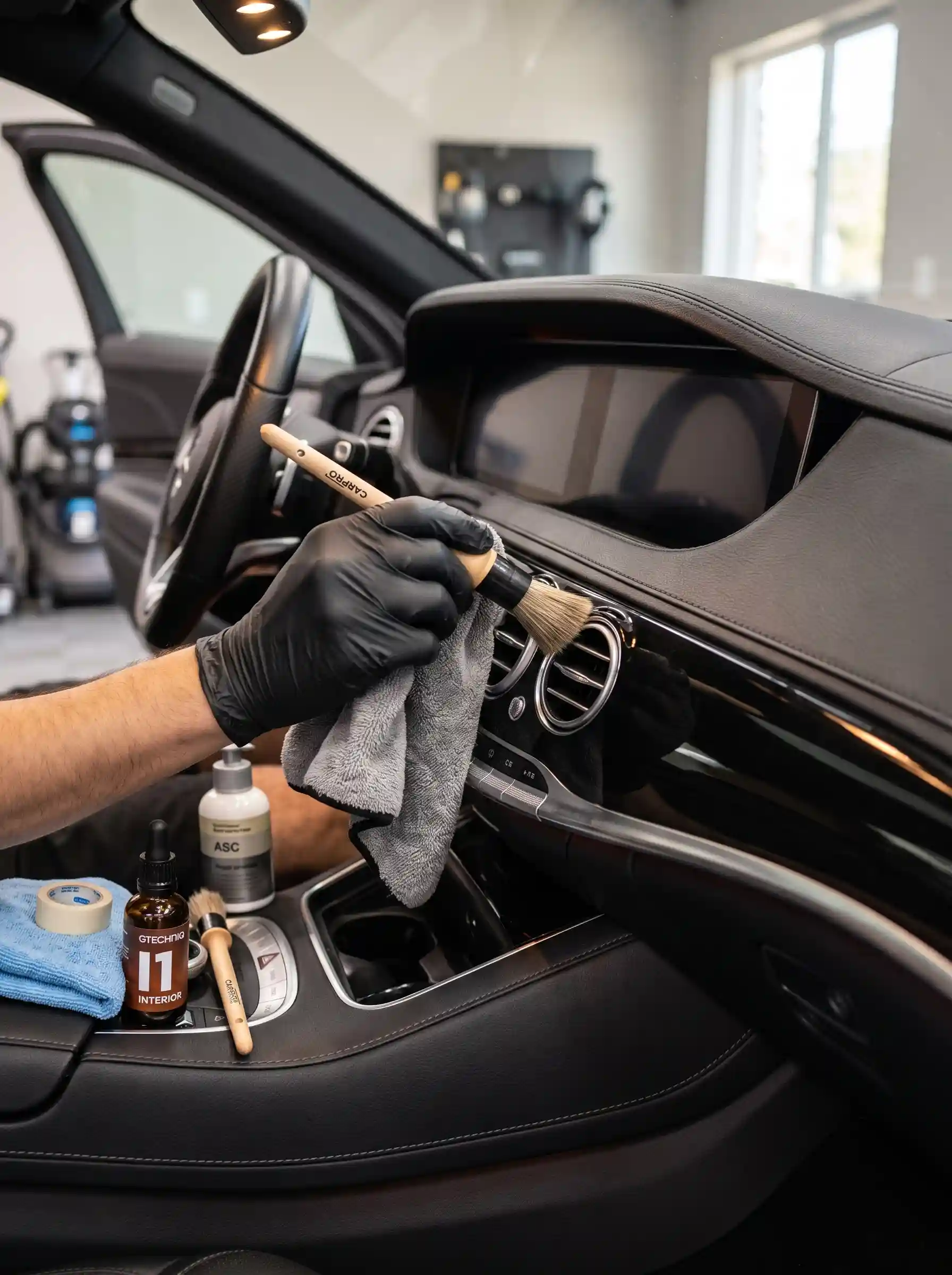 Travail de détail lors d'un nettoyage automobile à Narbonne